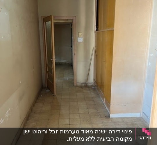 מסדרון ריק עם דלת פתוחה ומקל מטאטא